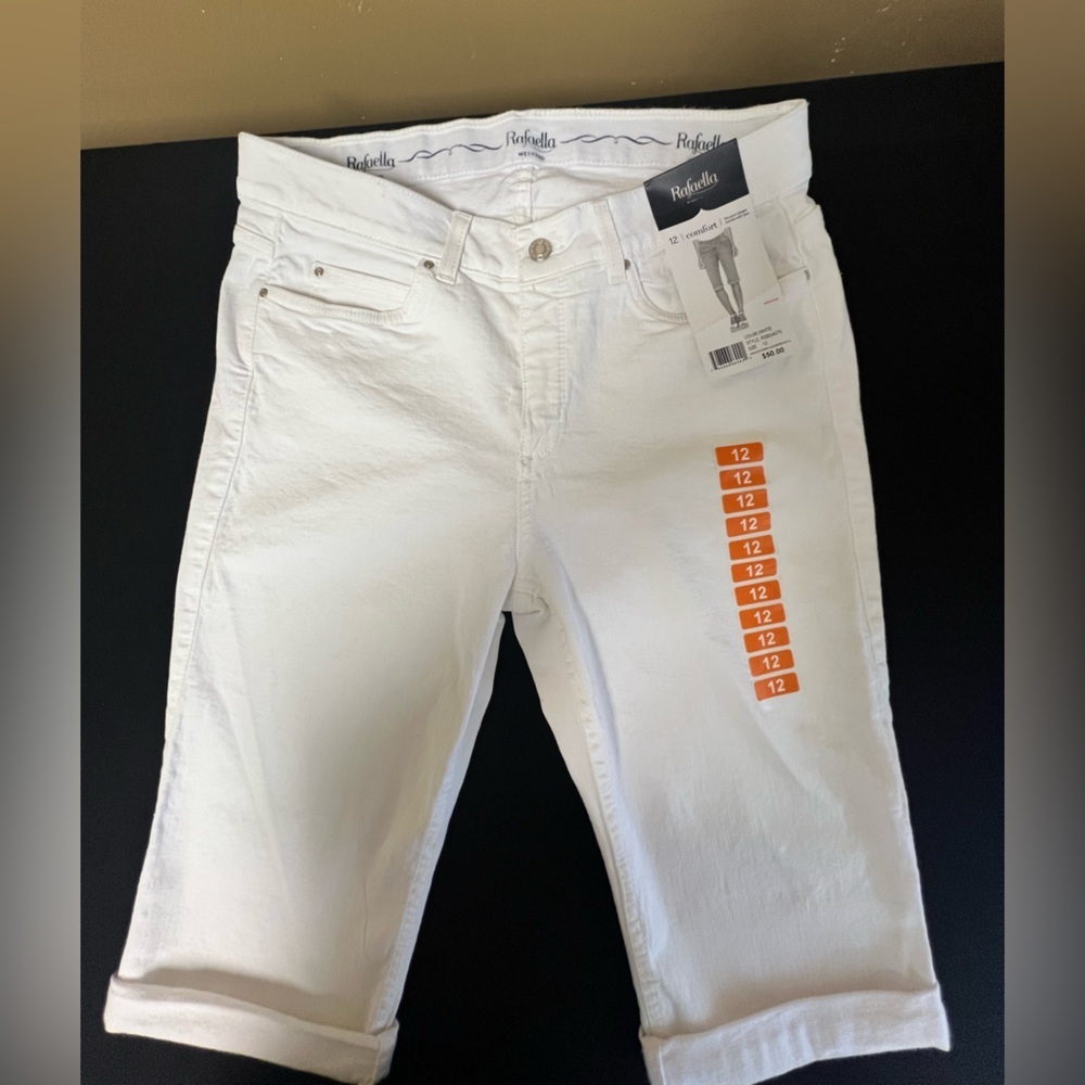 RAFAELLA WEEKEND COMFORT FIT WHITE JEAN CAPRI’S  SIZE 12 WAIST 17” LENGTH 24”NWT